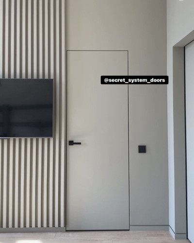 Двері прихованого монтажу із алюмінієвим торцем чорного кольору комбіновані 2001-18