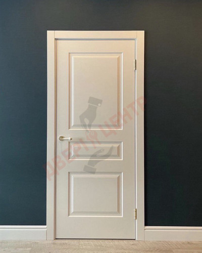 Фарбовані білі класичні двері.